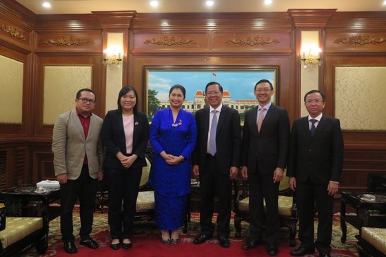 Chairman of the HCMC People’s Committee Phan Van Mai (3rd, R) and Malaysian Consul General to HCMC Wong Chia Chiann (3rd, L) at the receiving ceremony (Photo: SGGP)