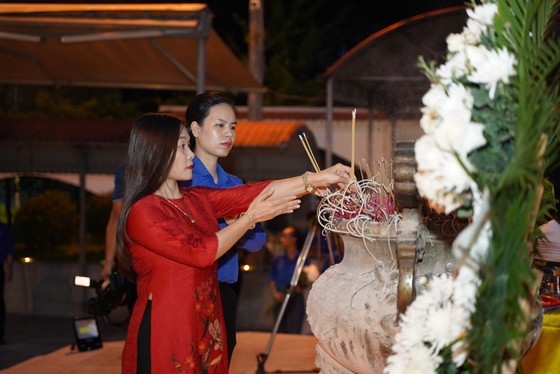 Leaders of Ha Tinh Province offer incenses to pay tribute to fallen soldiers. (Photo: SGGP)