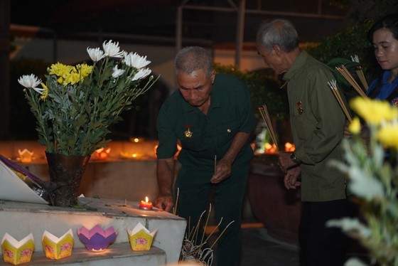 War veterans offer incense at graves of martyrs. (Photo: SGGP)