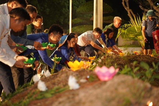Delegates offer incense to pay tribute to fallen soldiers. (Photo: SGGP)