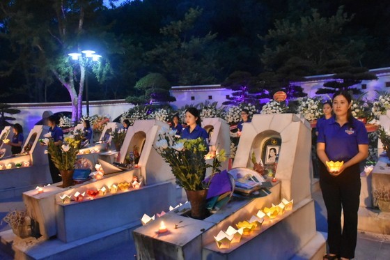 The candle lighting ceremony at graves of 10 female martyrs (Photo: SGGP)