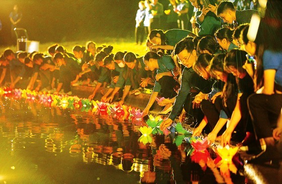 An incense offering and candle lighting ceremony to pay tribute to martyrs were held at Dong Loc T- Junction historical site in Ha Tinh Province’s Can Loc District on July 20 marking the 76th anniversary of War Invalids and Martyrs&apos; Day. (Photo: SGGP)