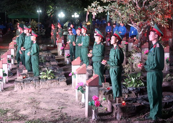 Military Region 7’s soldiers offer incense to martyrs at Hang Duong Cemetery on Con Dao Island in the southern province of Ba Ria – Vung Tau. (Photo: SGGP)