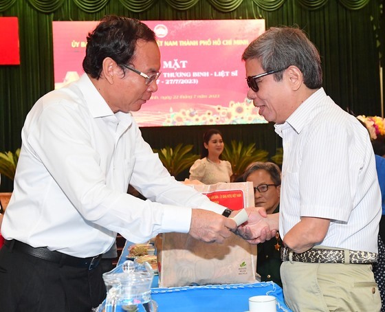 Secretary of the Party Committee Nguyen Van Nen offers gifts to pay tribute to wounded soldiers. (Photo: SGGP) Secretary of the Party Committee Nguyen Van Nen offers gifts to pay tribute to wounded soldiers. (Photo: SGGP)