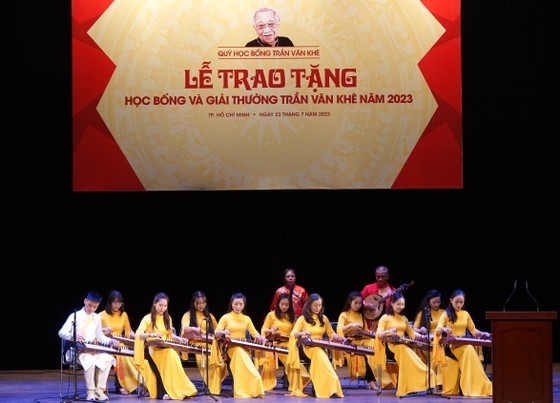 An item of traditional music performed by Meritorious Artist Thuy Hoan&apos;s foll music club (Photo: SGGP)