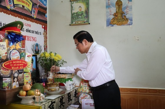Chairman of the Party Central Committee’s Commission for Internal Affairs, Phan Dinh Trac offers incense to commemorate martyr Hoang Trung. (Photo: SGGP) Chairman of the Party Central Committee’s Commission for Internal Affairs, Phan Dinh Trac offers incense to commemorate martyr Hoang Trung. (Photo: SGGP)