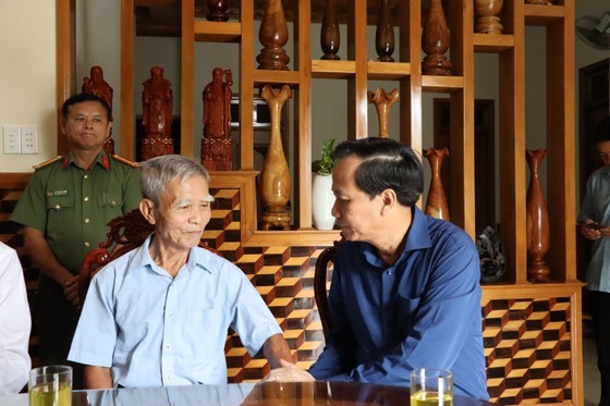 Minister of Labor, Invalids and Social Affairs Dao Ngoc Dung (R) visits the family of martyr Nguyen Van Dung. (Photo: SGGP) Minister of Labor, Invalids and Social Affairs Dao Ngoc Dung (R) visits the family of martyr Nguyen Van Dung. (Photo: SGGP)