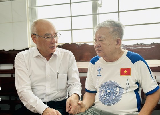 Head of the HCMC Propaganda and Education Committee, Phan Nguyen Nhu Khue (L) visits wounded soldier Cao Vu Thanh Binh. (Photo: SGGP)