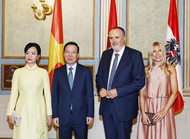 President Vo Van Thuong (second from left), Governor of the Austrian state of Burgenland Hans Peter Doskozil (second from right) and their spouses pose for a joint photo on July 25. (Photo: VNA) President Vo Van Thuong (second from left), Governor of the Austrian state of Burgenland Hans Peter Doskozil (second from right) and their spouses pose for a joint photo on July 25. (Photo: VNA)