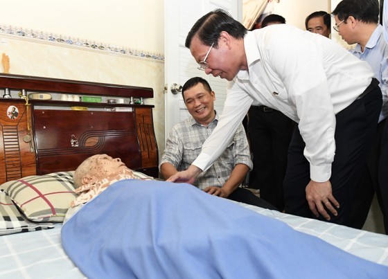 The city's chairman sends his words of encouragement to Mr. Tran Van Tam. (Photo: SGGP) The city's chairman sends his words of encouragement to Mr. Tran Van Tam. (Photo: SGGP)