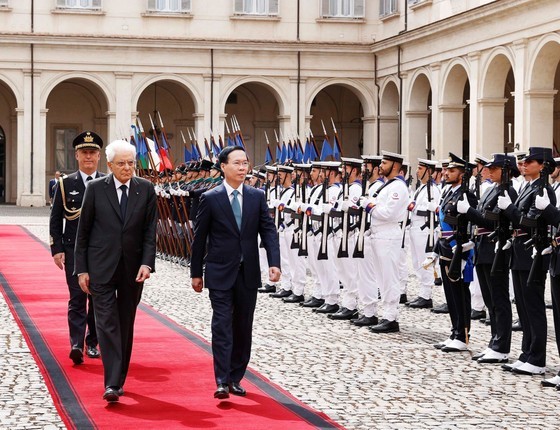Italian President Sergio Mattarella (L) chairs an official welcome ceremony for Vietnamese President Vo Van Thuong. (Photo: VNA)