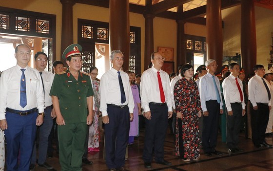 The delegation of the city’s leaders and officials offers incense to heroic martyrs at Cu Chi District Martyrs' Cemetery and Ben Duoc martyrs memorial temple on July 27. (Photo: SGGP) The delegation of the city’s leaders and officials offers incense to heroic martyrs at Cu Chi District Martyrs' Cemetery and Ben Duoc martyrs memorial temple on July 27. (Photo: SGGP)