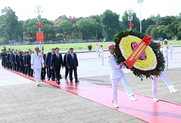 Party and State leaders pay tribute to President Ho Chi Minh at the mausoleum in Hanoi on July 27. (Photo: VNA) Party and State leaders pay tribute to President Ho Chi Minh at the mausoleum in Hanoi on July 27. (Photo: VNA)