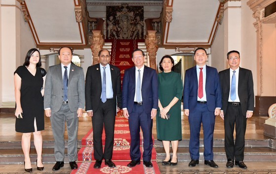 Singaporean Ambassador to Vietnam Jaya Ratnam (3rd, L) and Chairman of the HCMC People’s Committee Phan Van Mai (4th, R) at the meeting (Photo: SGGP)