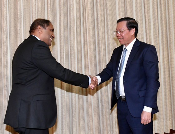 Singaporean Ambassador to Vietnam Jaya Ratnam and Chairman of the HCMC People’s Committee Phan Van Mai (R) (Photo: SGGP)