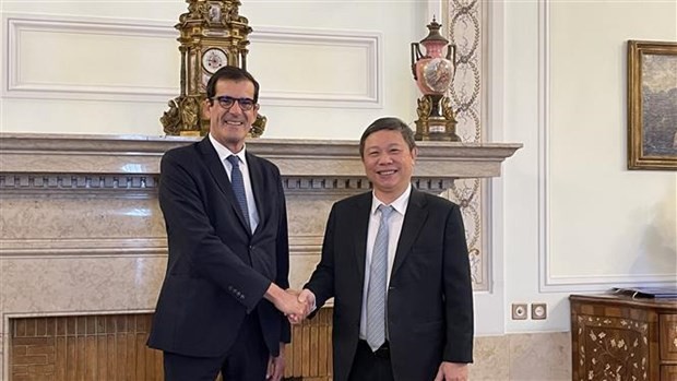 Porto Mayor Rui Moreira (L) welcomes Vice Chairman of the HCMC People’s Committee Duong Anh Duc (Photo: VNA)