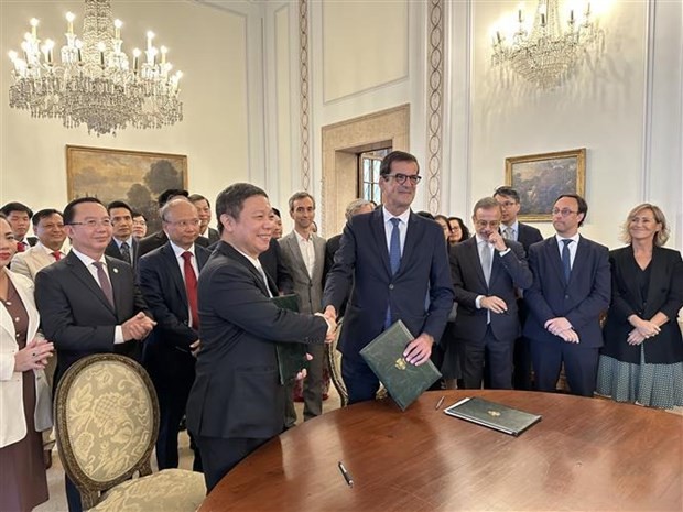 At the signing of the MoU between HCMC and Porto (Photo: VNA)