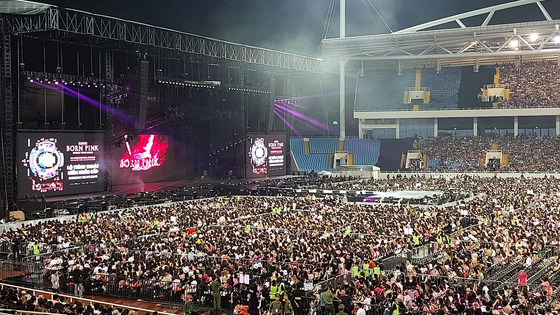 Blackpink ignites fans at My Dinh National Stadium concert despite rainy weather. (Photo: SGGP)