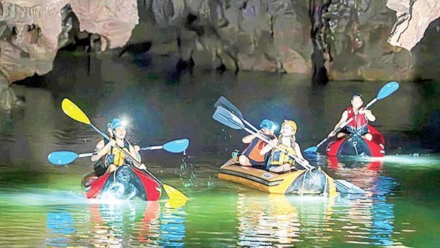 Tourists discover Phong Nha cave in Quang Binh province (Photo:nhandan.vn) Tourists discover Phong Nha cave in Quang Binh province (Photo:nhandan.vn)