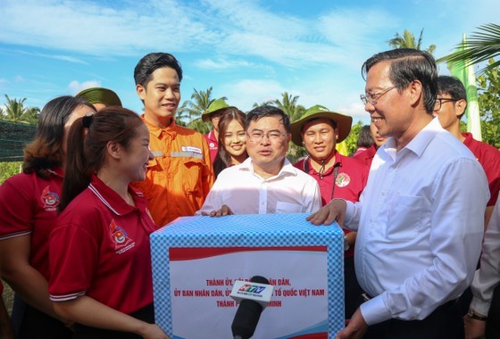 Mr. Phan Van Mai offers gifts to volunteers of the trade union of the Ministry of Industry and Trade in HCMC under the Production Group’s Worker Division of the HCMC Trade Union. (Photo: SGGP)