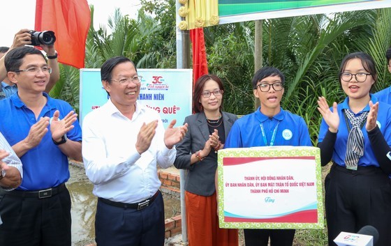 A delegation of HCMC’s officials led by Chairman of the HCMC People’s Committee Phan Van Mai on July 29 visited young volunteers and students of the 2023 Summer Volunteer Campaign who carry out missions in the Mekong Delta province of Ben Tre. (Photo: SGGP)