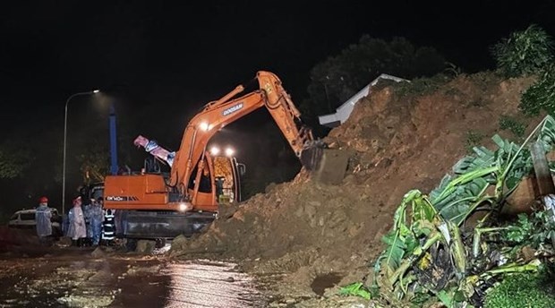Rescue forces work throughout the night to search for victims of the landslide (Photo: VNA)