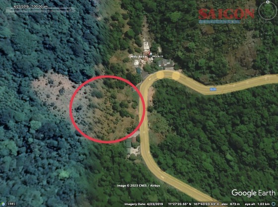 Google Earth showed that the area behind the police station which was buried in the landslide in Bao Loc Pass in Lam Dong Province was a green zone with sparse and dense vegetation in 2019. Google Earth showed that the area behind the police station which was buried in the landslide in Bao Loc Pass in Lam Dong Province was a green zone with sparse and dense vegetation in 2019.