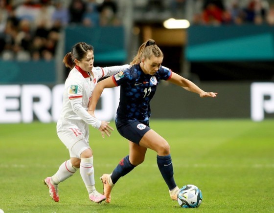 Vietnamese women’s team puts a great effort in the match against the Netherlands. (Photo: SGGP) Vietnamese women’s team puts a great effort in the match against the Netherlands. (Photo: SGGP)