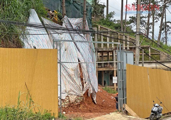 A house built on Mimosa Hill is covered with a canvas to prevent landslides. A house built on Mimosa Hill is covered with a canvas to prevent landslides.