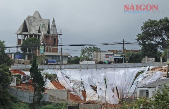 Construction work on the Ba Thang Tu (April 3) Street is covered with a canvas to prevent landslides. Construction work on the Ba Thang Tu (April 3) Street is covered with a canvas to prevent landslides.
