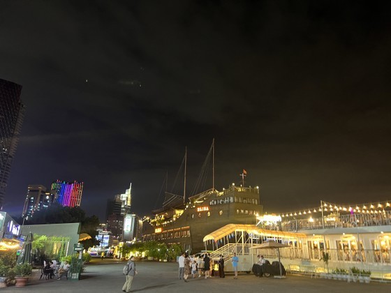 Experience the vibrant HCMC at night with the Sai Gon River cruise tour (Photo: SGGP) Experience the vibrant HCMC at night with the Sai Gon River cruise tour (Photo: SGGP)