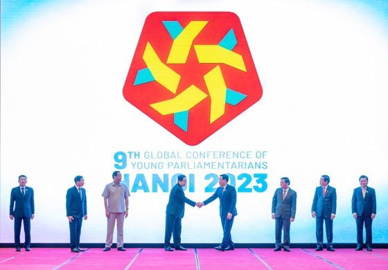 Chairman of the National Assembly Vuong Dinh Hue (4th from right) and other delegates stand in front of the logo of the conference. (Photo: SGGP) Chairman of the National Assembly Vuong Dinh Hue (4th from right) and other delegates stand in front of the logo of the conference. (Photo: SGGP)