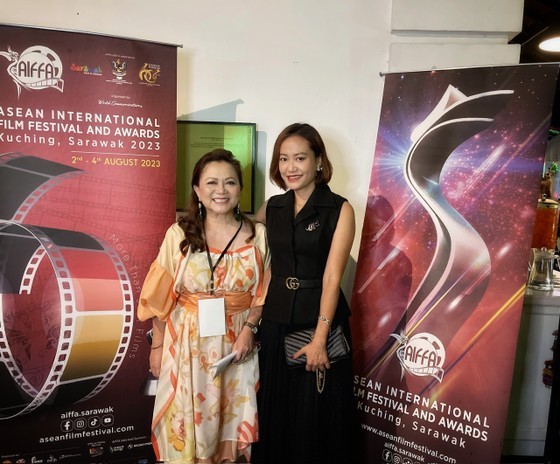 Actress Hong Anh (R) and Livan Tajang, director of the ASEAN International Film Festival & Awards (AIFFA) Actress Hong Anh (R) and Livan Tajang, director of the ASEAN International Film Festival & Awards (AIFFA)