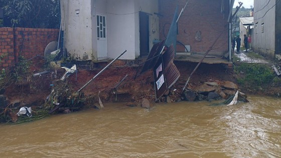 Landslides near the Dai Lao Stream cause damage to houses in Dai Lao commune of Bao Loc City. (Photo: SGGP)