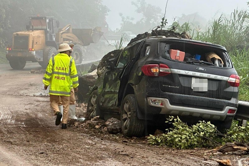 Soil and rocks fall on a 7-seater car on National Highway 6 in Hoa Binh Province on August 4. (Photo: SGGP) Soil and rocks fall on a 7-seater car on National Highway 6 in Hoa Binh Province on August 4. (Photo: SGGP)