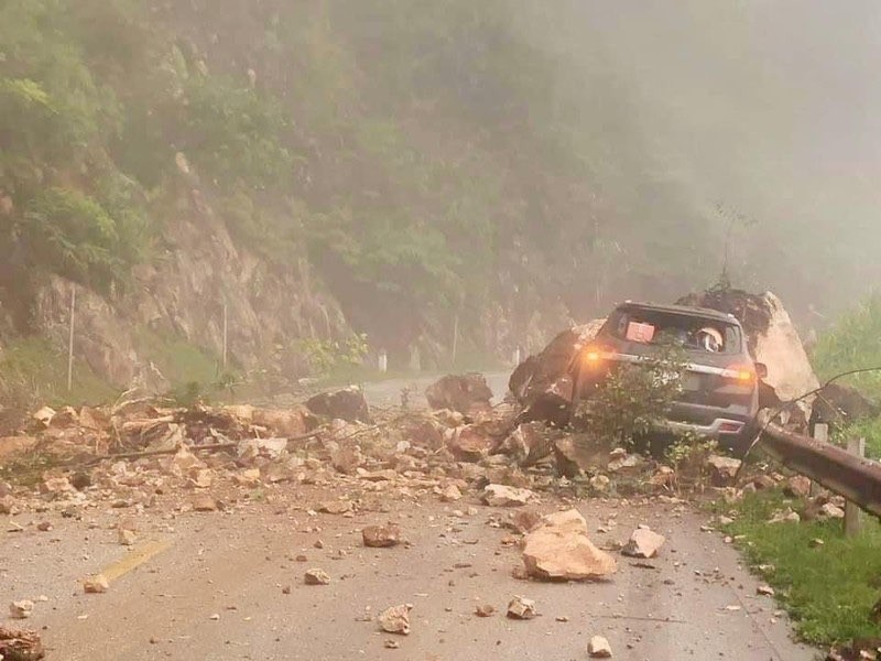 Soil and stones spill out onto the road. (Photo: SGGP) Soil and stones spill out onto the road. (Photo: SGGP)