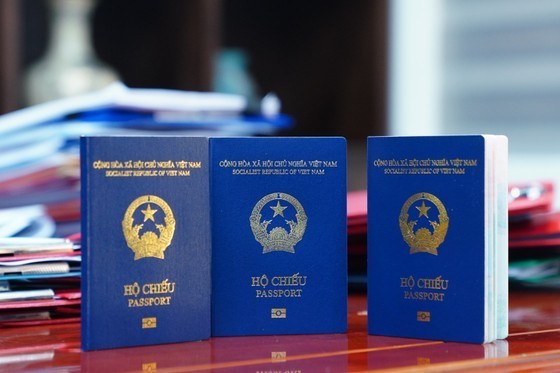 Vietnamese chip-based passports (Photo: SGGP) Vietnamese chip-based passports (Photo: SGGP)