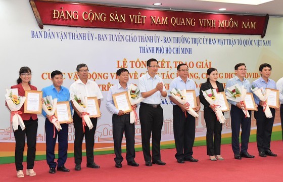 Deputy Head of the Propaganda and Education Board of the City Party Committee, Pham Duc Hai (C) awards prizes to individuals and collectives. (Photo: SGGP) Deputy Head of the Propaganda and Education Board of the City Party Committee, Pham Duc Hai (C) awards prizes to individuals and collectives. (Photo: SGGP)