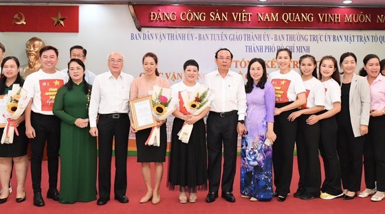 Secretary of the HCMC Party Committee Nguyen Van Nen (7th, R) and leaders of the boards of Party building of the municipal Party Committee present the first prizes to individuals. (Photo: SGGP) Secretary of the HCMC Party Committee Nguyen Van Nen (7th, R) and leaders of the boards of Party building of the municipal Party Committee present the first prizes to individuals. (Photo: SGGP)