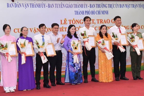 Chief of the Office of the HCMC Party Committee Nguyen Manh Cuong (4th, L) offers individual prizes. (Photo: SGGP) Chief of the Office of the HCMC Party Committee Nguyen Manh Cuong (4th, L) offers individual prizes. (Photo: SGGP)