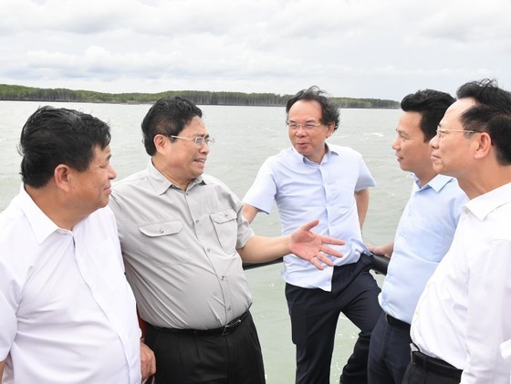 PM Pham Minh Chinh makes a field trip to the Can Gio international container transshipment port. (Photo: SGGP) PM Pham Minh Chinh makes a field trip to the Can Gio international container transshipment port. (Photo: SGGP)