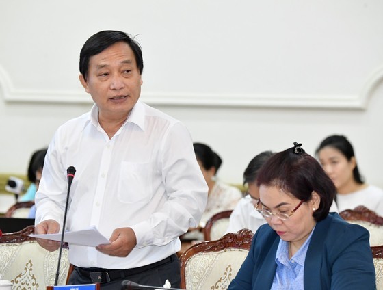 Vice Chairman of the People’s Committee of District 7, Tran Quoc Xuan speaks at the meeting. (Photo: SGGP) Vice Chairman of the People’s Committee of District 7, Tran Quoc Xuan speaks at the meeting. (Photo: SGGP)