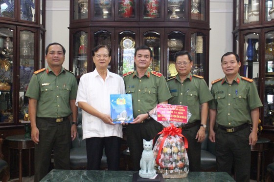 Leaders of the HCMC Public Security Department visit former Prime Minister Nguyen Tan Dung. (Photo: SGGP) Leaders of the HCMC Public Security Department visit former Prime Minister Nguyen Tan Dung. (Photo: SGGP)