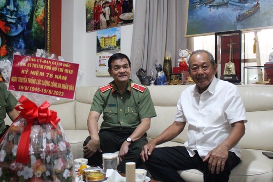 Major General Le Hong Nam, Director of the HCMC Public Security Department (L) visits former Standing Deputy Prime Minister Truong Hoa Binh. (Photo: SGGP) Major General Le Hong Nam, Director of the HCMC Public Security Department (L) visits former Standing Deputy Prime Minister Truong Hoa Binh. (Photo: SGGP)