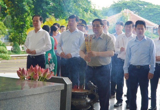 Prime Minister Pham Minh Chinh visits the complex honoring Nguyen Sinh Sac – the father of President Ho Chi Minh – in the Mekong Delta province of Dong Thap. (Photo: SGGP) Prime Minister Pham Minh Chinh visits the complex honoring Nguyen Sinh Sac – the father of President Ho Chi Minh – in the Mekong Delta province of Dong Thap. (Photo: SGGP)