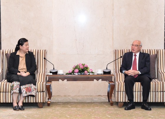 Head of the Propaganda and Education Board of the HCMC Party Committee Phan Nguyen Nhu Khue (R) receives Deputy Head of the Propaganda and Training Board of Lao People’s Revolutionary Party Central Committee, Ms Vilavone Phanthavong. (Photo: SGGP) Head of the Propaganda and Education Board of the HCMC Party Committee Phan Nguyen Nhu Khue (R) receives Deputy Head of the Propaganda and Training Board of Lao People’s Revolutionary Party Central Committee, Ms Vilavone Phanthavong. (Photo: SGGP)