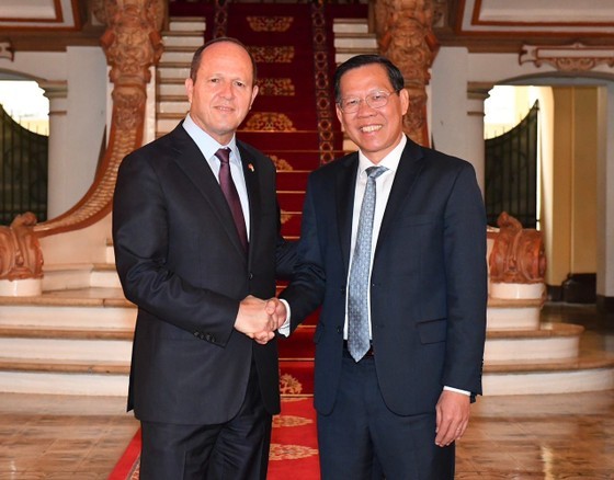 Chairman of the HCMC People’s Committee Phan Van Mail (R) receives Israeli Minister of Economy and Industry, Nir Barkat on August 14. (Photo: SGGP) Chairman of the HCMC People’s Committee Phan Van Mail (R) receives Israeli Minister of Economy and Industry, Nir Barkat on August 14. (Photo: SGGP)