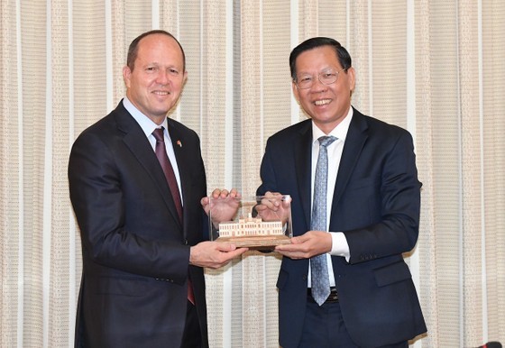 Chairman of the HCMC People’s Committee Phan Van Mail (R) offers a gift to Israeli Minister of Economy and Industry, Nir Barkat on August 14. (Photo: SGGP) Chairman of the HCMC People’s Committee Phan Van Mail (R) offers a gift to Israeli Minister of Economy and Industry, Nir Barkat on August 14. (Photo: SGGP)