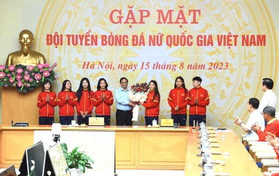 Prime Minister Pham Minh Chinh presents flowers to the national women's football team (Photo: VNA) Prime Minister Pham Minh Chinh presents flowers to the national women's football team (Photo: VNA)