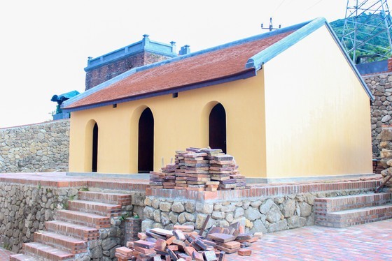 The construction featuring Vietnamese traditional architecture with the structure accompanied by three separate spaces, including the main office and armory, is restored in accordance with records, documents, and photos recovered from archaeological projects.